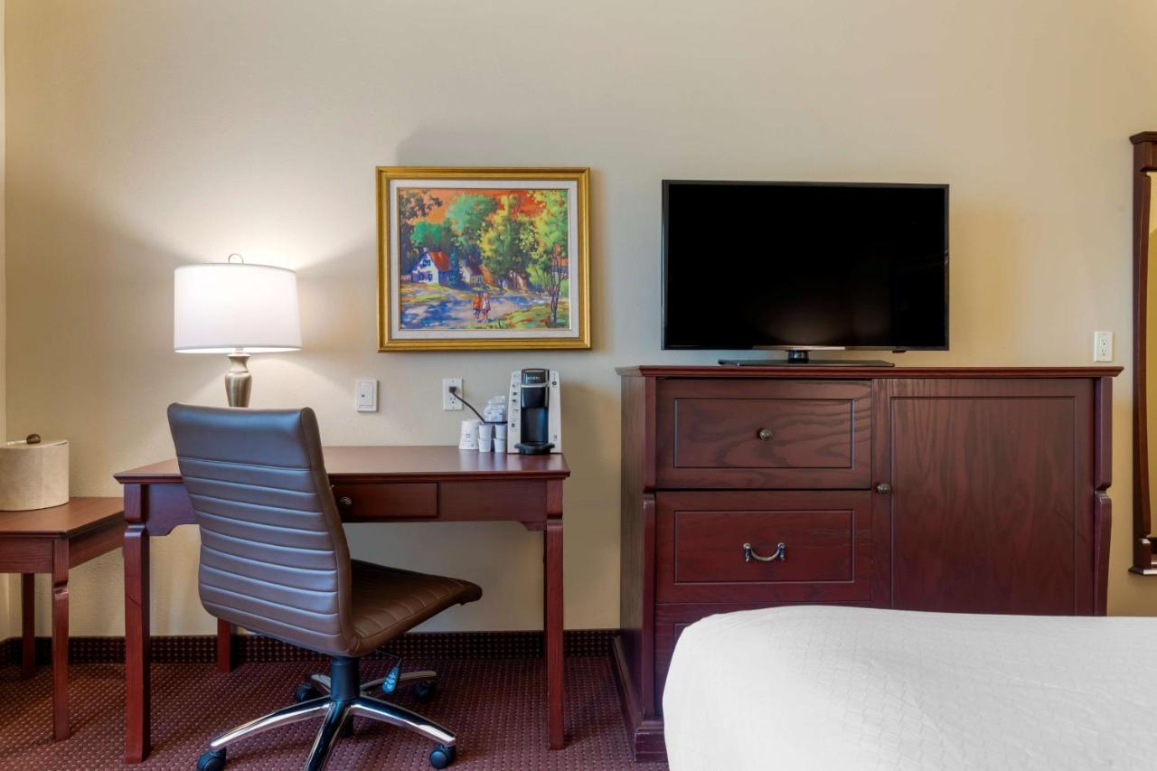 Best Western Plus Fredericton Hotel & Suites מראה חיצוני תמונה