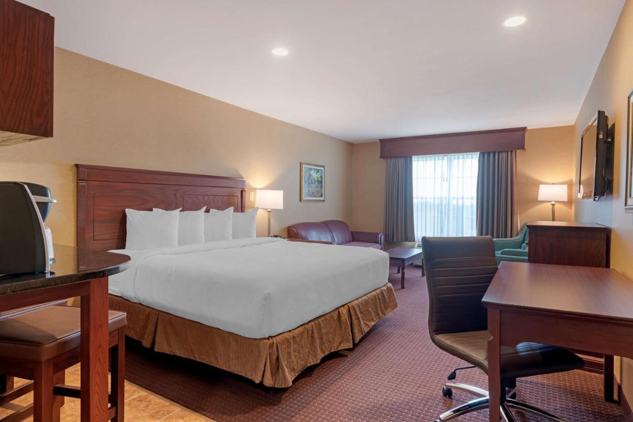 Best Western Plus Fredericton Hotel & Suites מראה חיצוני תמונה