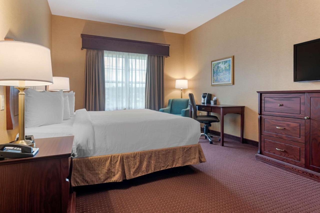 Best Western Plus Fredericton Hotel & Suites מראה חיצוני תמונה