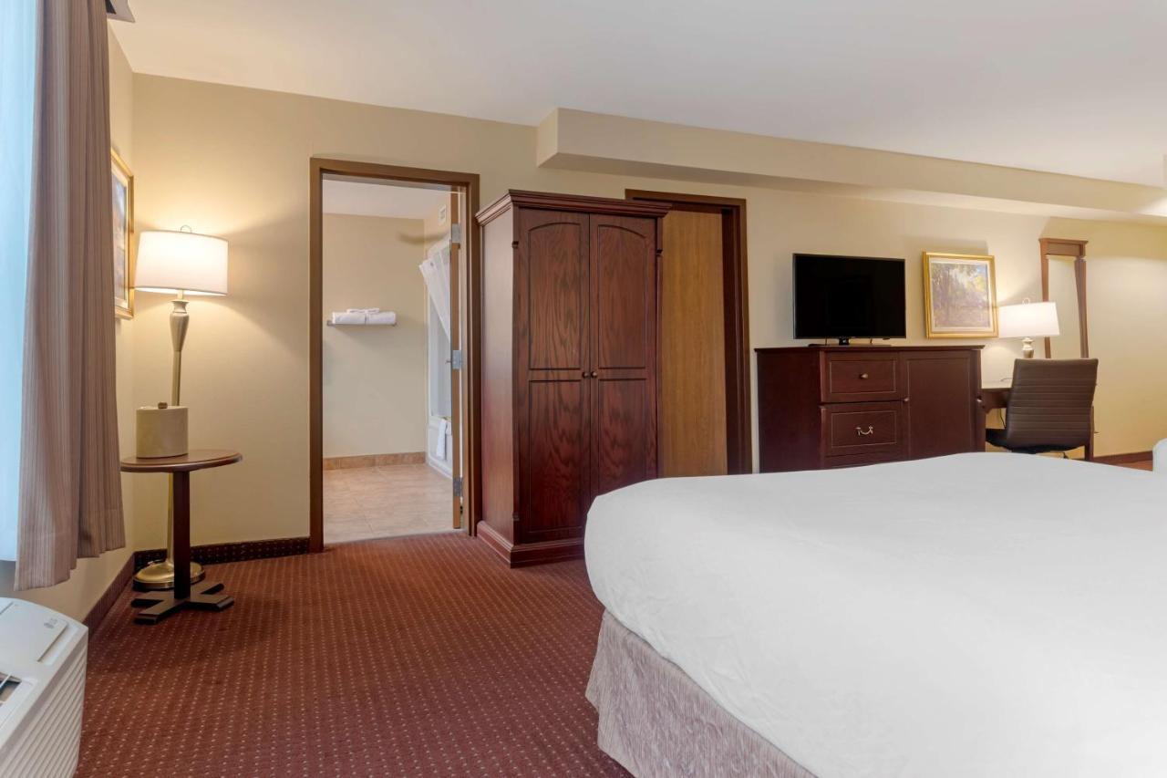 Best Western Plus Fredericton Hotel & Suites מראה חיצוני תמונה