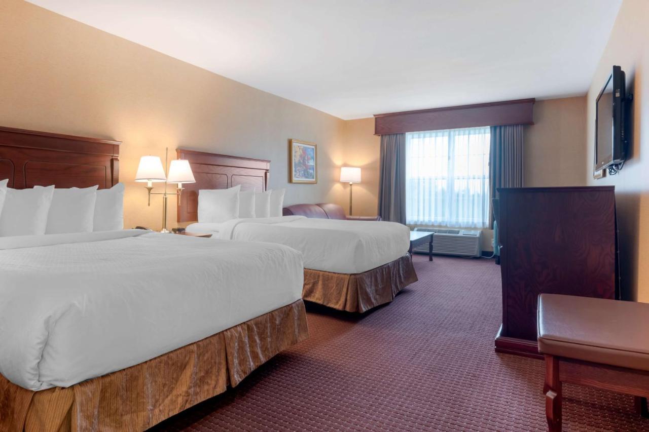 Best Western Plus Fredericton Hotel & Suites מראה חיצוני תמונה
