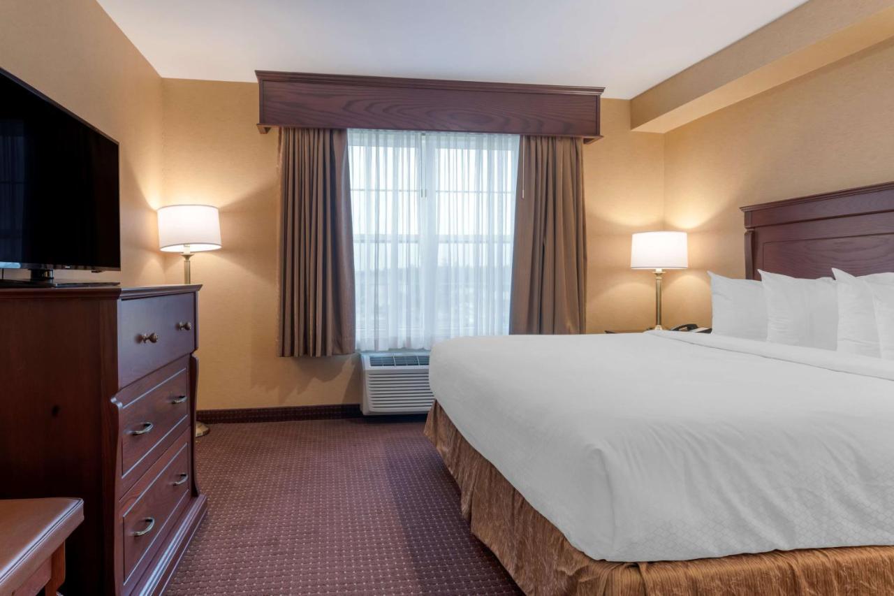 Best Western Plus Fredericton Hotel & Suites מראה חיצוני תמונה