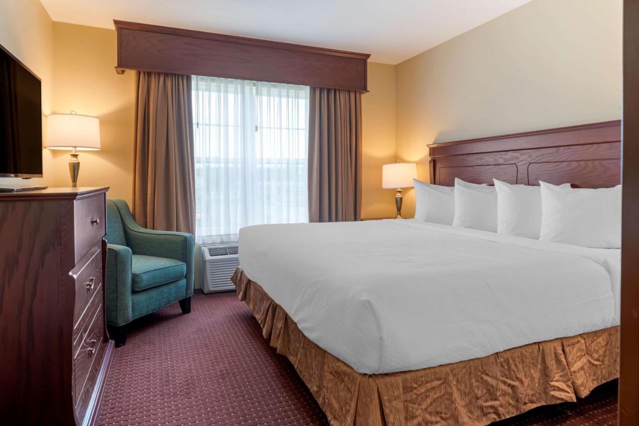 Best Western Plus Fredericton Hotel & Suites מראה חיצוני תמונה