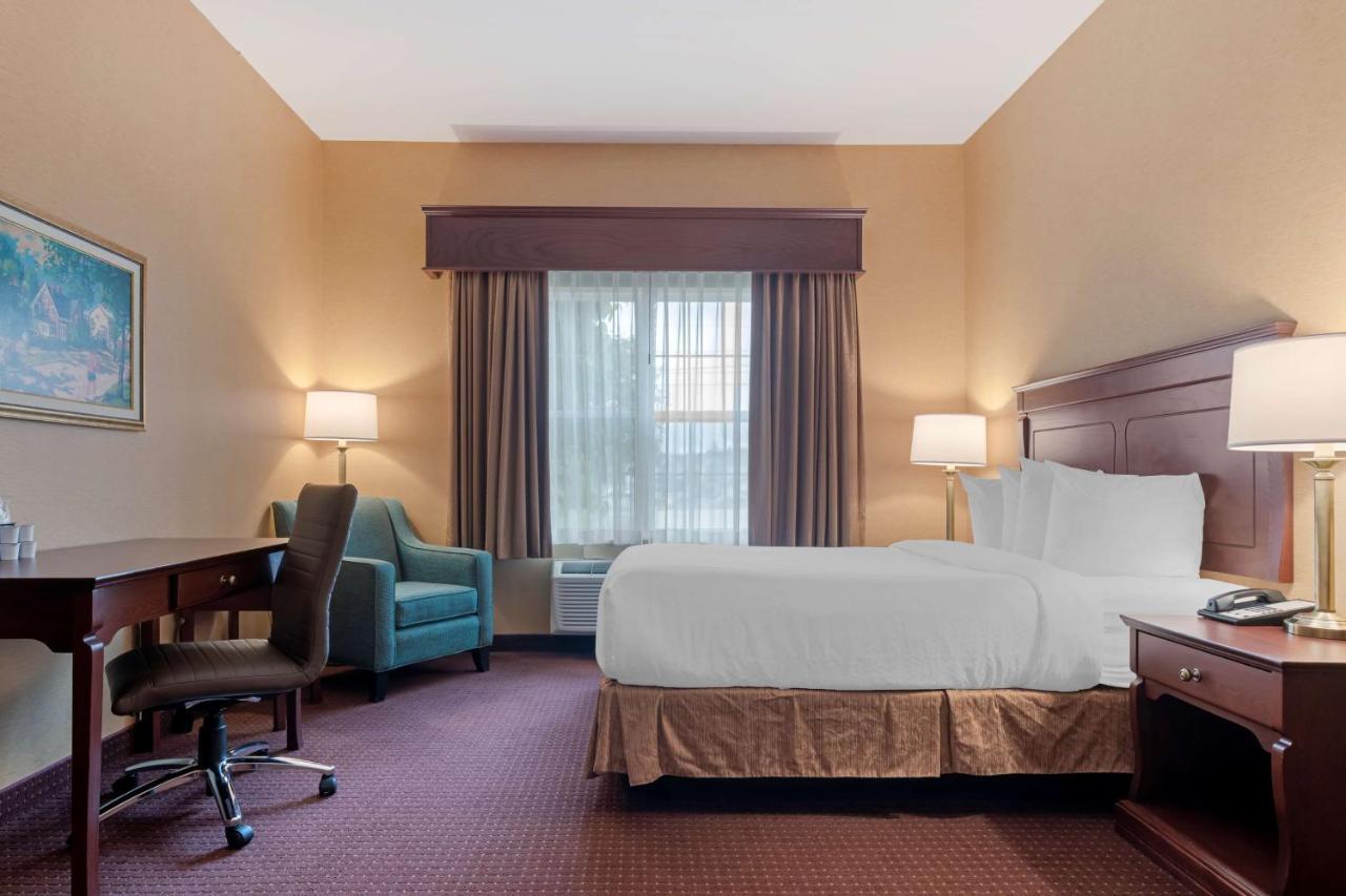 Best Western Plus Fredericton Hotel & Suites מראה חיצוני תמונה