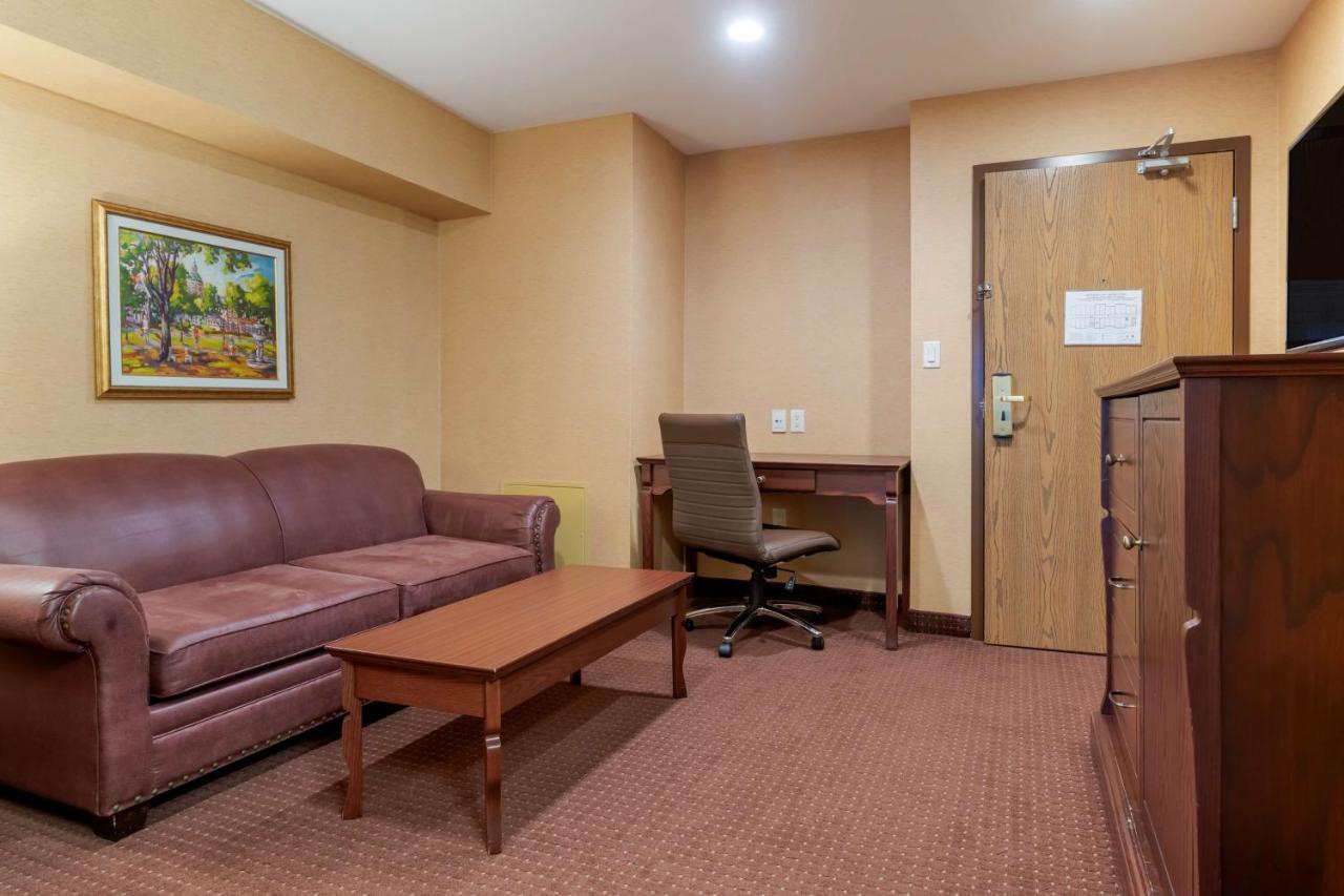 Best Western Plus Fredericton Hotel & Suites מראה חיצוני תמונה