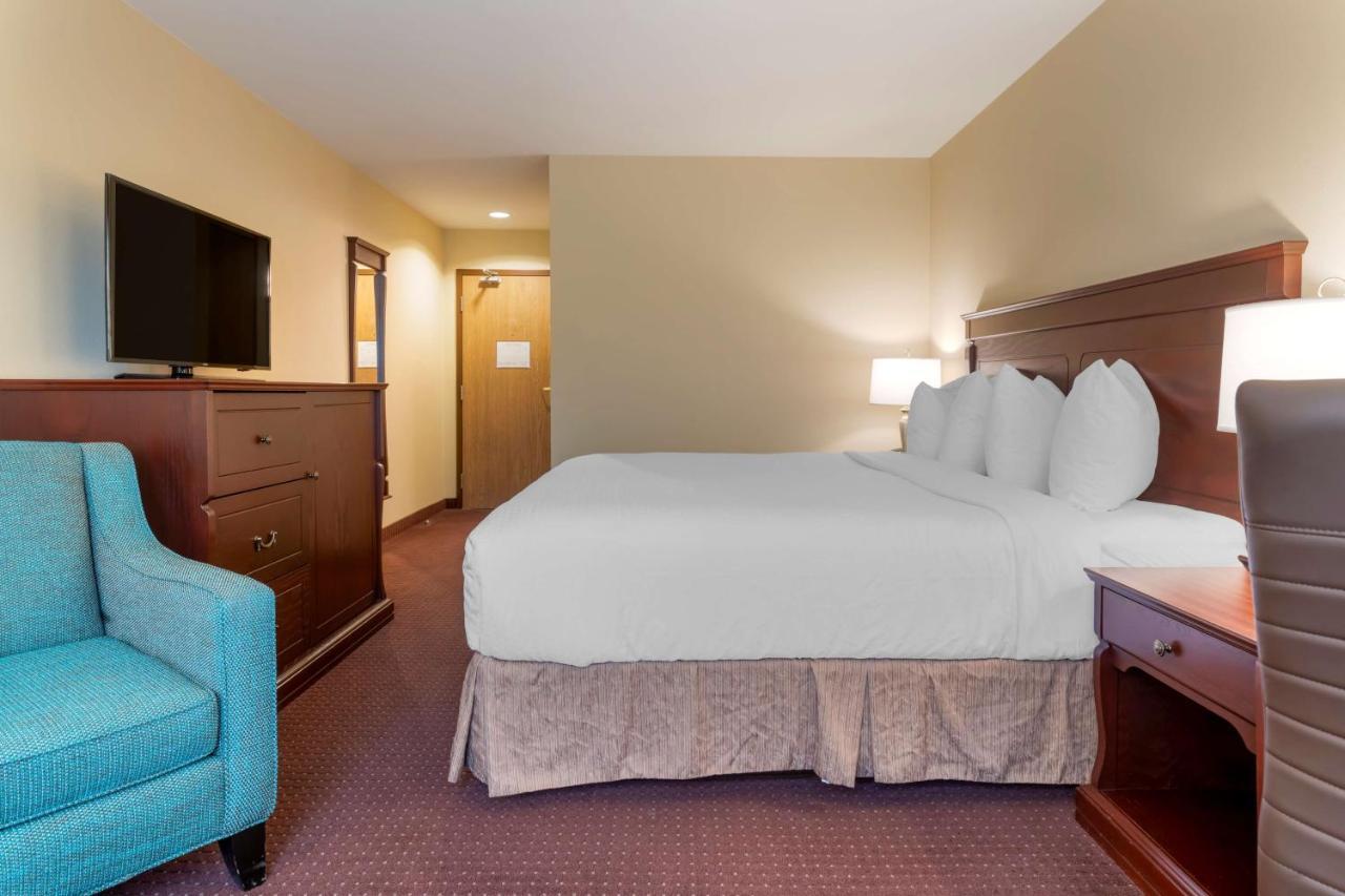 Best Western Plus Fredericton Hotel & Suites מראה חיצוני תמונה