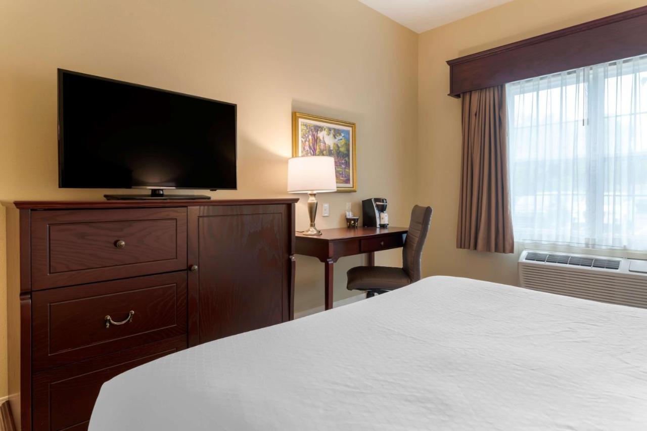 Best Western Plus Fredericton Hotel & Suites מראה חיצוני תמונה
